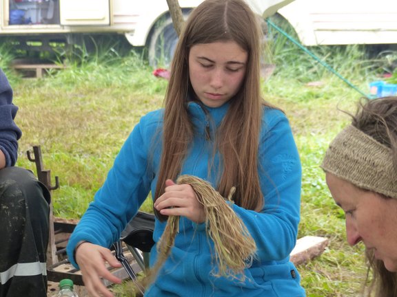 Faserkünste wie Stricken, Häkeln, Nähen oder Spinnen mit Brennnessel, Gras und Naturfarben