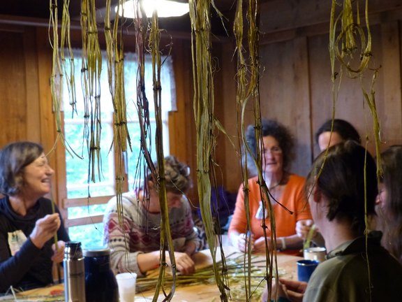 Faserkünste wie Stricken, Häkeln, Nähen oder Spinnen mit Brennnessel, Gras und Naturfarben