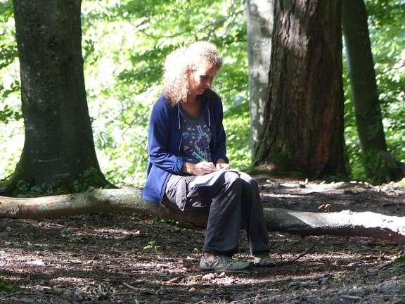 Faserkünste wie Stricken, Häkeln, Nähen oder Spinnen mit Brennnessel, Gras und Naturfarben