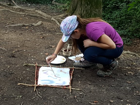 Faserkünste wie Stricken, Häkeln, Nähen oder Spinnen mit Brennnessel, Gras und Naturfarben