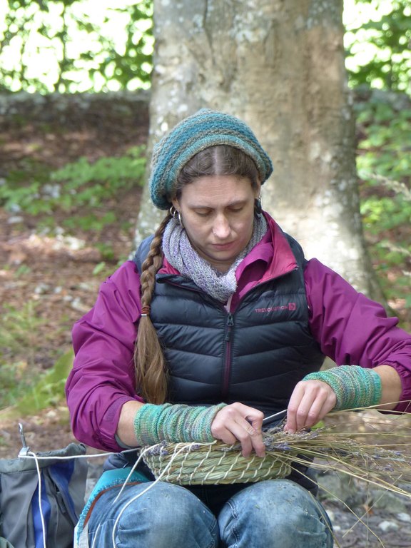 Faserkünste wie Stricken, Häkeln, Nähen oder Spinnen mit Brennnessel, Gras und Naturfarben