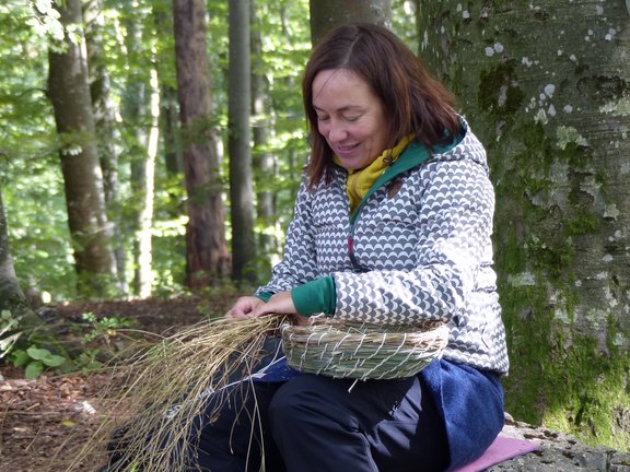 Faserkünste wie Stricken, Häkeln, Nähen oder Spinnen mit Brennnessel, Gras und Naturfarben