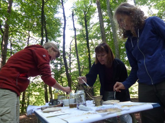 Faserkünste wie Stricken, Häkeln, Nähen oder Spinnen mit Brennnessel, Gras und Naturfarben