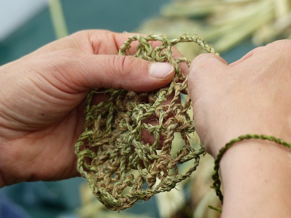 Faserkünste wie Stricken, Häkeln, Nähen oder Spinnen mit Brennnessel, Gras und Naturfarben