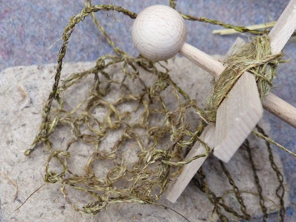 Faserkünste wie Stricken, Häkeln, Nähen oder Spinnen mit Brennnessel, Gras und Naturfarben